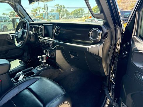 Used 2019 Jeep Wrangler Unlimited Sahara image 9