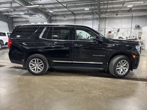 Used 2023 GMC Yukon SLT w/ SLT Premium Package AWD/4WD image 2