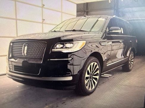Used 2022 Lincoln Navigator Reserve AWD/4WD image 2