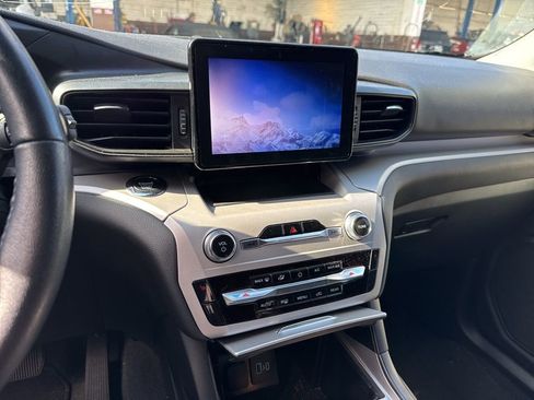 Used 2023 Ford Explorer XLT image 11