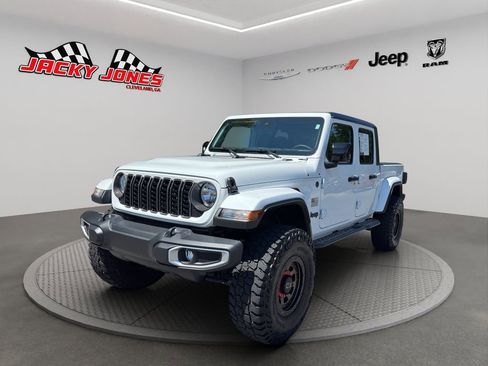 Used 2024 Jeep Gladiator Sport AWD/4WD image 2