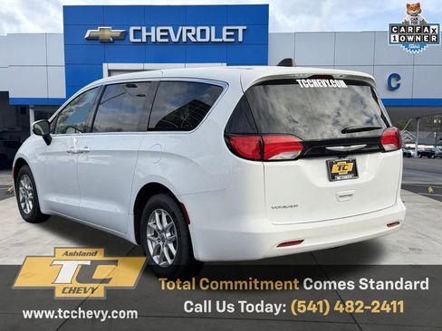 Used 2023 Chrysler Voyager LX image 3
