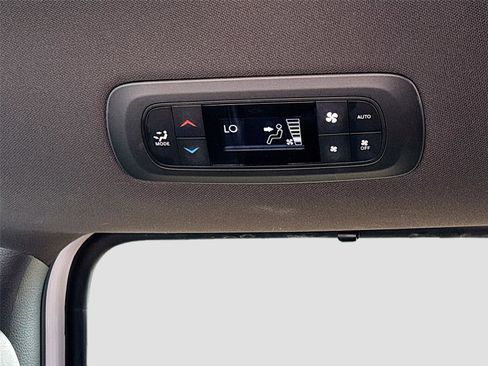 Used 2025 Chrysler Pacifica Select FWD image 25