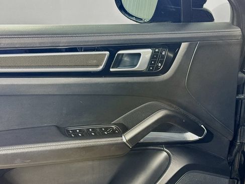 Used 2020 Porsche Cayenne Turbo AWD/4WD image 18