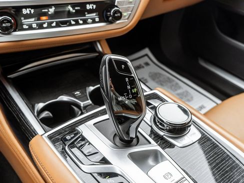 Used 2022 BMW 750i xDrive w/ Executive Package image 34