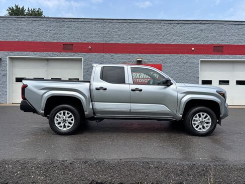 Used 2025 Toyota Tacoma SR AWD/4WD image 2