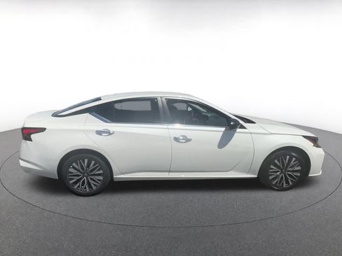 Used 2025 Nissan Altima 2.5 SV FWD image 16