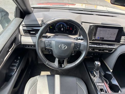 Used 2025 Toyota Camry SE FWD image 3