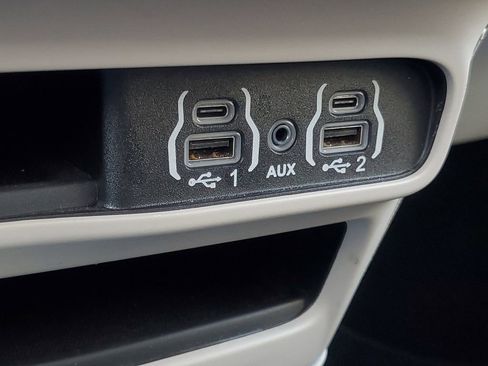 Used 2024 Chrysler Pacifica Touring-L image 28