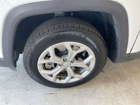 Used 2024 Jeep Compass Latitude image 10