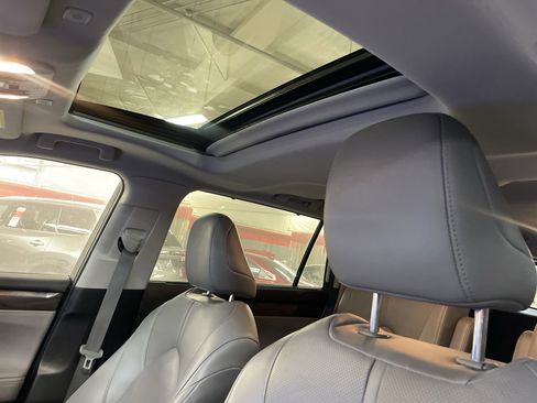 Used 2023 Toyota Highlander Limited FWD image 7