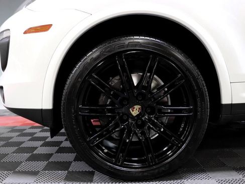 Used 2018 Porsche Cayenne Platinum Edition w/ Premium Package image 78