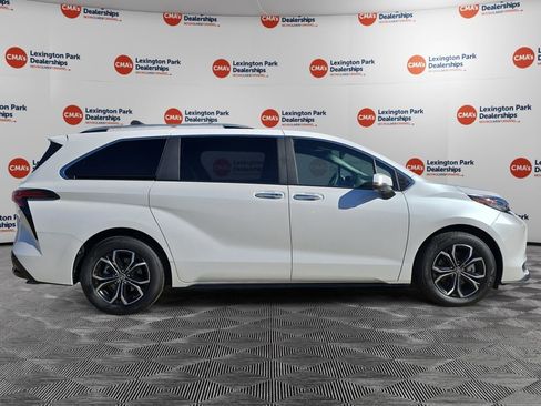 Used 2025 Toyota Sienna Platinum image 8