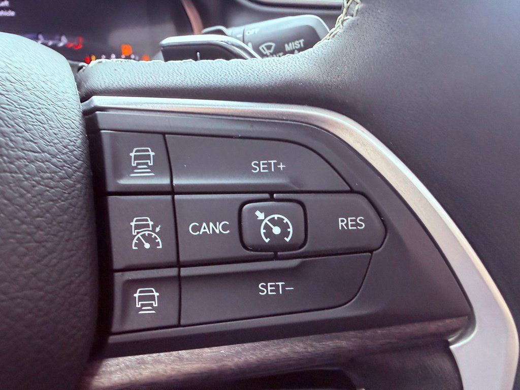 Used 2023 Jeep Grand Cherokee L Limited AWD/4WD image 24