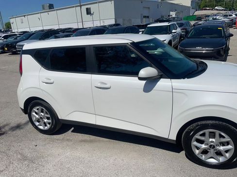 Used 2025 Kia Soul LX w/ LX Technology Package FWD image 2