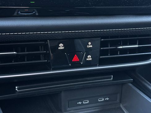 Used 2024 Volkswagen Atlas Cross Sport SE image 19