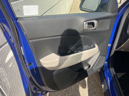 Used 2025 Hyundai Venue SEL image 17