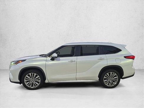 Used 2023 Toyota Highlander Platinum FWD image 8