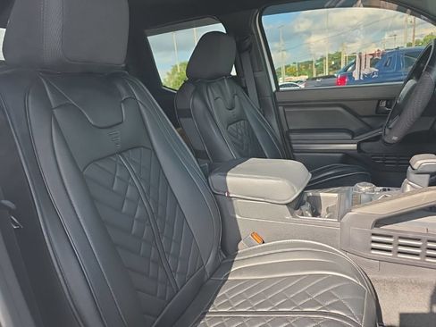 Certified 2025 Toyota Tacoma SR5 AWD/4WD image 10