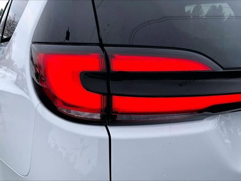 Used 2024 Chrysler Pacifica Touring-L image 32