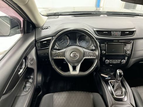 Used 2020 Nissan Rogue SV image 11