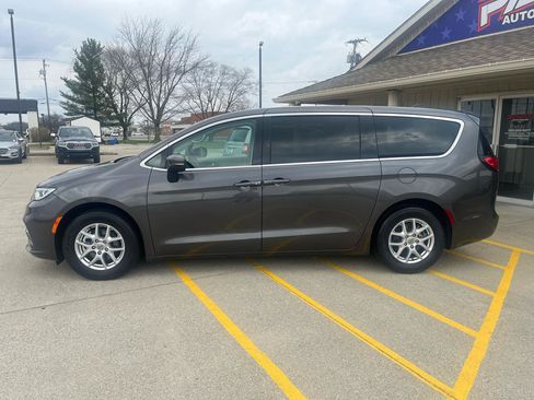 Used 2023 Chrysler Pacifica Touring-L FWD image 4