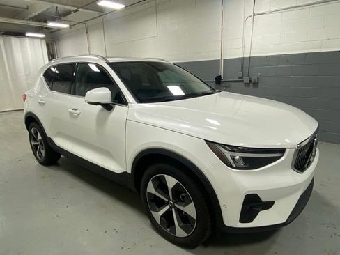 Used 2025 Volvo XC40 B5 Plus AWD/4WD image 3