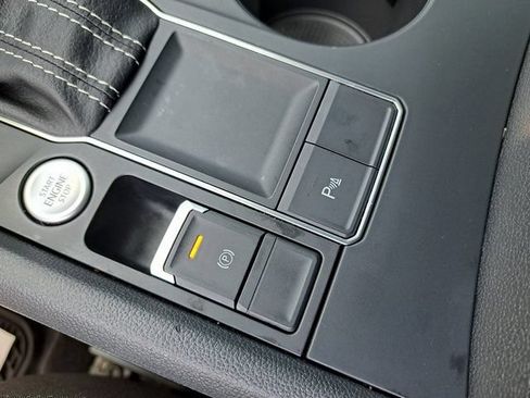 Used 2021 Volkswagen Atlas Cross Sport SE w/ Panoramic Sunroof Package FWD image 17