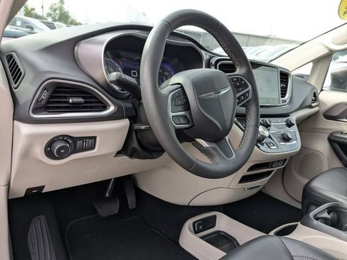 Used 2023 Chrysler Pacifica Touring-L FWD image 2