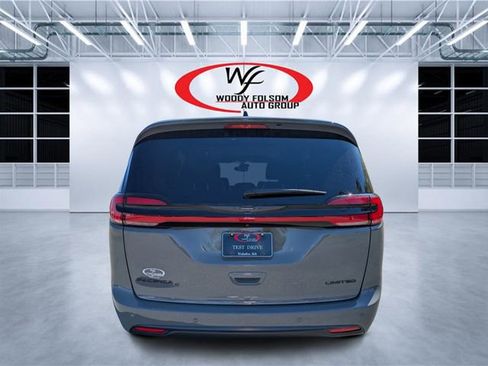Used 2025 Chrysler Pacifica Limited FWD image 4