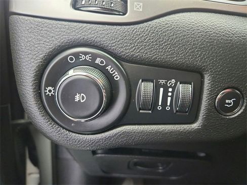 Used 2020 Jeep Cherokee Limited image 31