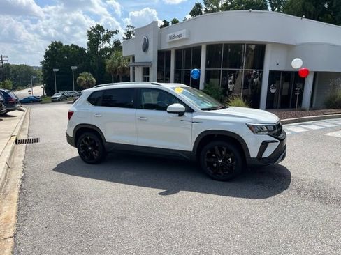 Used 2022 Volkswagen Taos SE FWD image 2