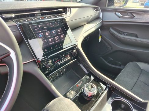 New 2025 Jeep Grand Cherokee Altitude image 28