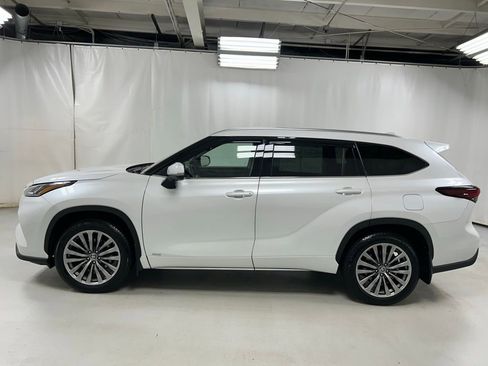Certified 2025 Toyota Highlander Limited AWD/4WD image 8