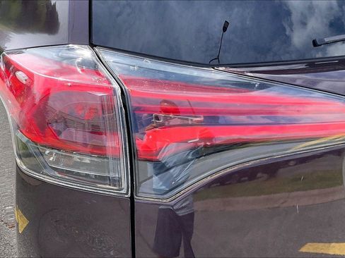 Used 2018 Toyota RAV4 LE FWD image 30
