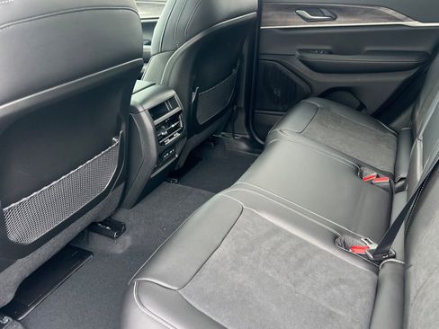 New 2026 Jeep Grand Cherokee Altitude image 10