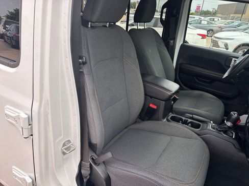 Used 2025 Jeep Wrangler Unlimited Sahara AWD/4WD image 36