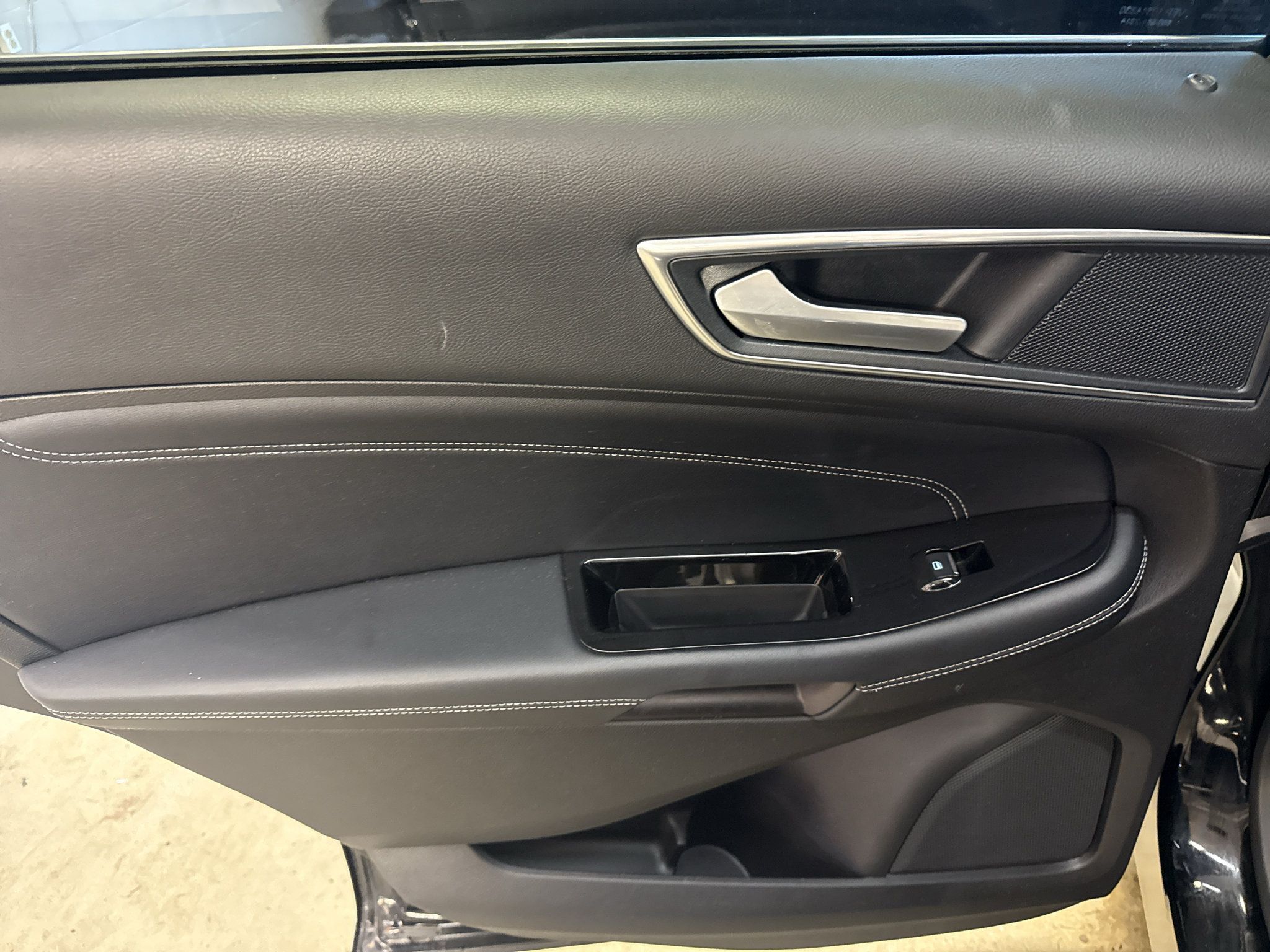 Used 2018 Ford Edge Titanium w/ Equipment Group 301A AWD/4WD image 28