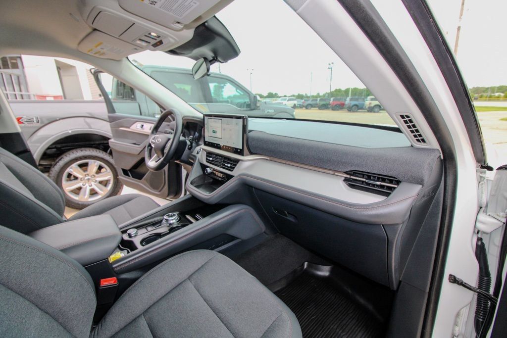 Used 2025 Ford Explorer Active AWD/4WD image 18