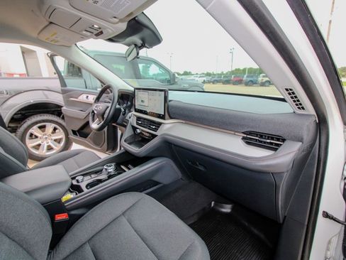 Used 2025 Ford Explorer Active AWD/4WD image 18