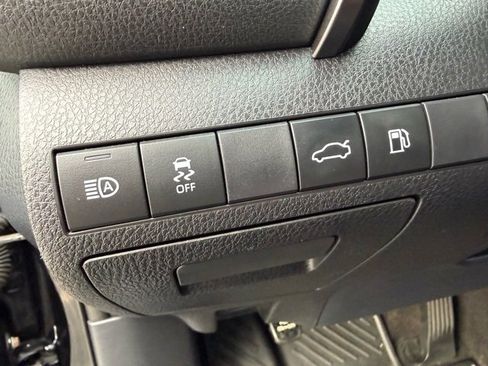 Used 2018 Toyota Camry SE w/ Moonroof Package image 21