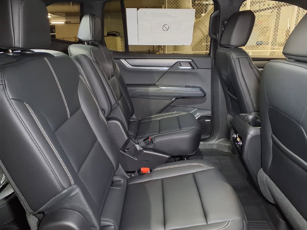 Used 2026 GMC Acadia Elevation w/ Elevation Premium Package FWD image 7