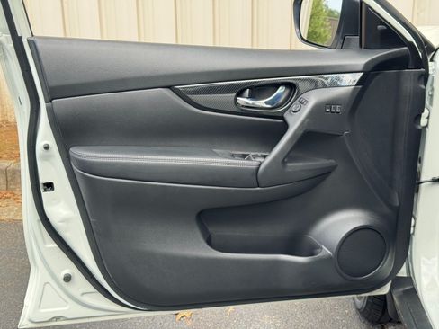 Used 2018 Nissan Rogue SL w/ Premium Package AWD/4WD image 39