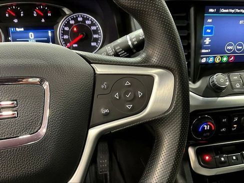 Used 2023 GMC Acadia SLE w/ Driver Convenience Package FWD image 11
