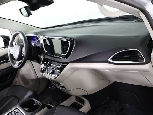 Used 2024 Chrysler Pacifica Touring-L FWD image 26
