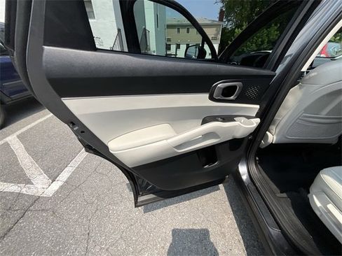 Used 2022 Kia Sorento S image 24