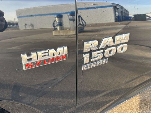 Used 2019 RAM 1500 Classic SLT w/ Luxury Group image 11