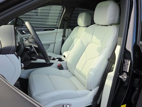 New 2026 Porsche Macan image 5