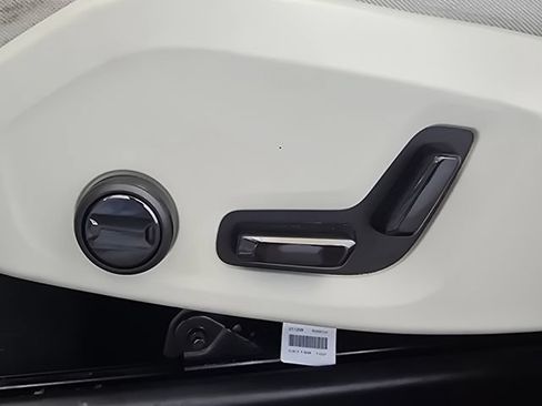 Used 2022 Volvo XC60 B5 Momentum AWD/4WD image 19