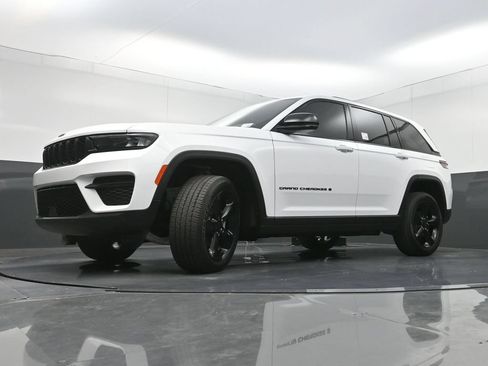 Used 2025 Jeep Grand Cherokee Altitude RWD image 28